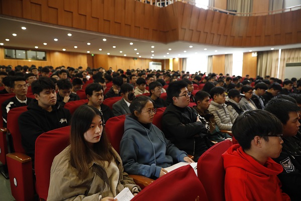 ③学生干部们正在认真听讲 (2).jpg ③学生干部们正在认真听讲 (2).jpg