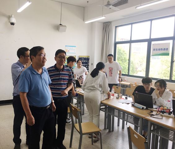 黄书记1.jpg