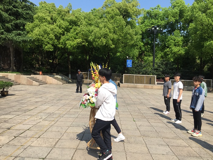 敬献花篮.JPG