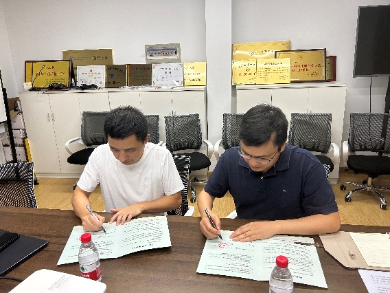图片包含 室内, 桌子, 人, 男人描述已自动生成