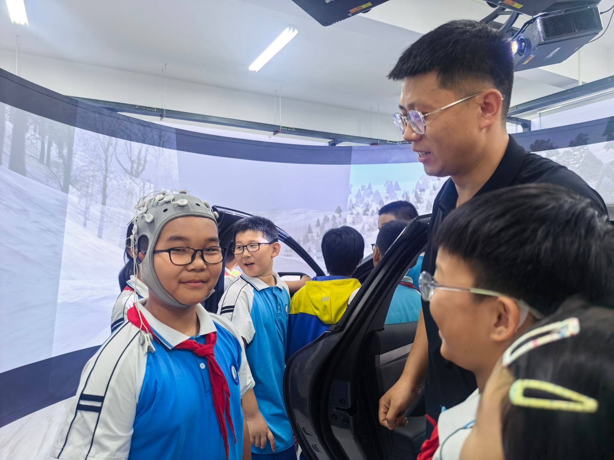 科技筑梦 智启未来—临海路小学走进世界杯官网实验室开展科普研学