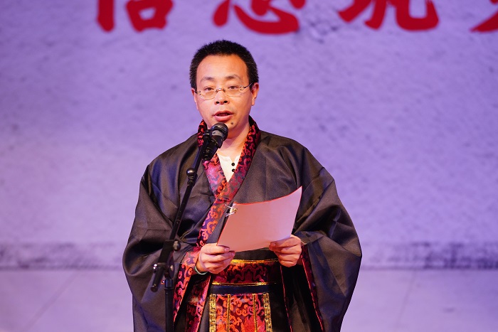 书记宣读.jpg 书记宣读.jpg